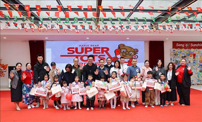 Trao thưởng cho các bé xuất sắc của cuộc thi cùng sự đồng hành của phụ huynh. Ảnh: Thanh Tùng - TTXVN